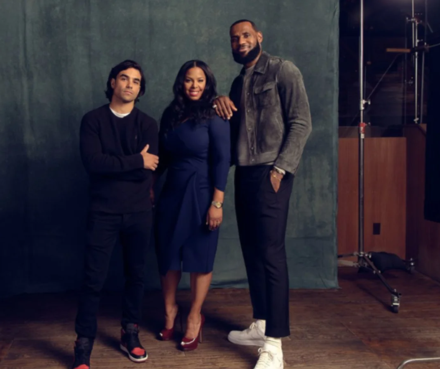 La estrella del baloncesto LeBron James está brindando por el mercado del tequila